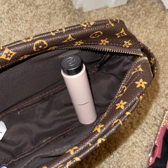 𝑰𝒏𝒔𝒑𝒊𝒓𝒆𝒅 𝑳𝑽 𝒎𝒂𝒌𝒆𝒖𝒑 𝑩𝑨𝑮 - Picture 3 of 3